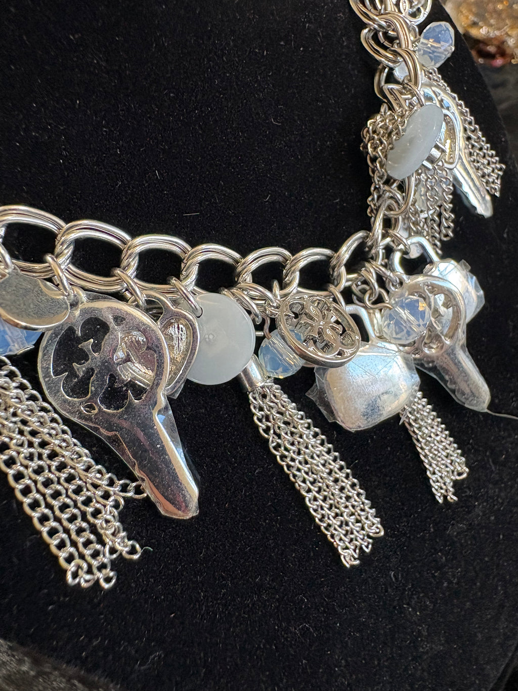 GUESS Silver-Tone Key & Charm Statement Necklace – New with Tags